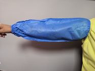 PEによって塗られる補強されたSMSの医学の腕は通気性の青い色の反液体にスリーブを付けます サプライヤー